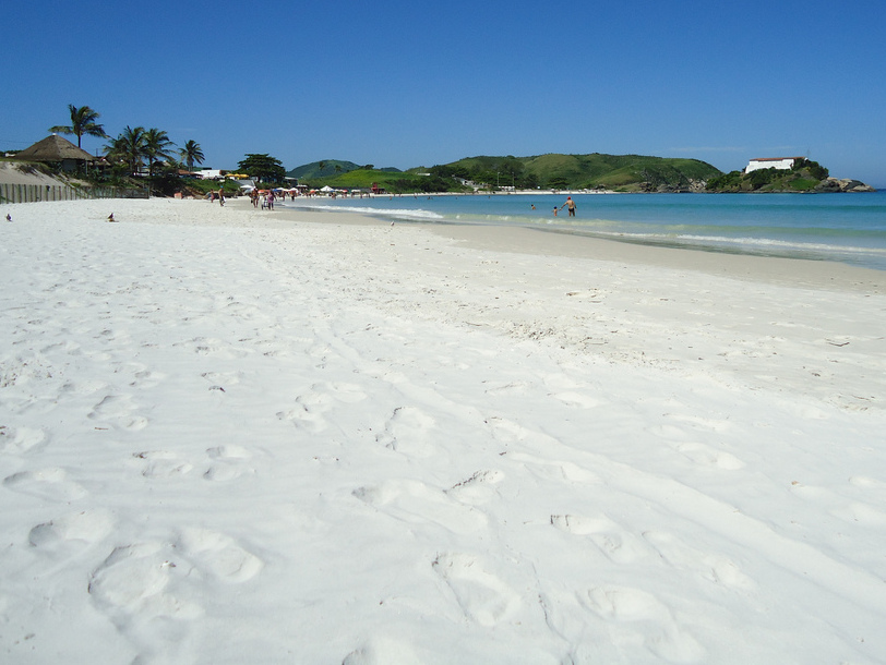 Areia branca que encanta turistas em Cabo Frio - Praia do Forte.