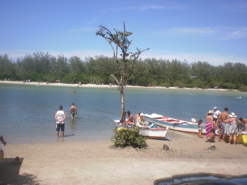 barcos na ilha do japones esperando para a travessia