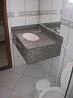 foto pousada cabo frio banheiro pia granito