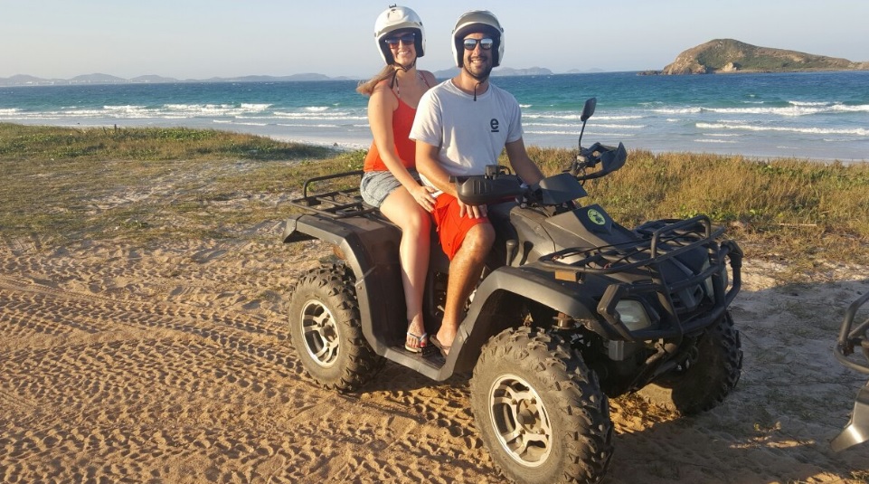 passeio de quadriciclo pela praia em Arraial do Cabo